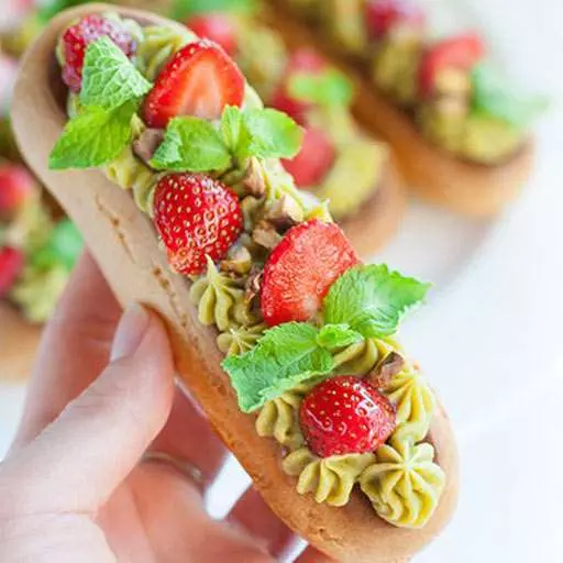 Эклеры с фисташковым кремом и клубникой