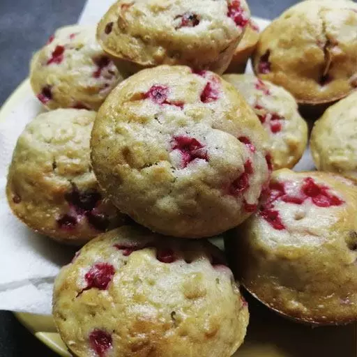 Вівсяні мафіни з червоною смородиною та волоськими горіхами