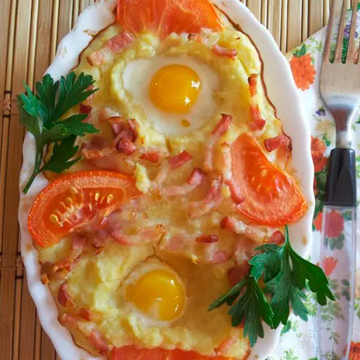 Картофельная запеканка с грудинкой и яичницей