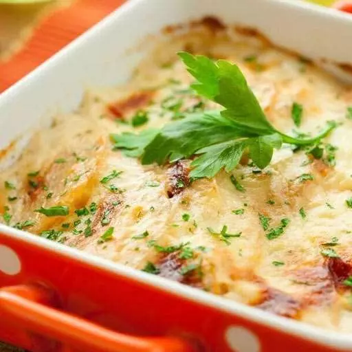 Картофельная запеканка с сосисками и сыром