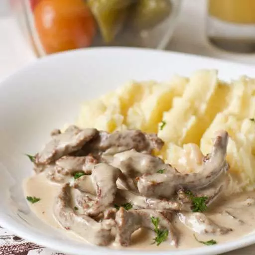 Бефстроганов с шампиньонами и пюре