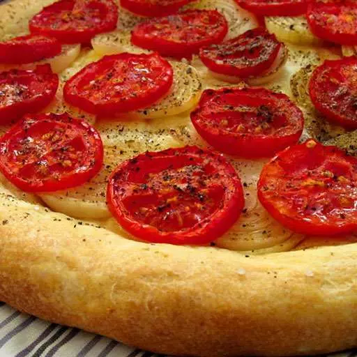 Греческий пирог с луком и помидорами