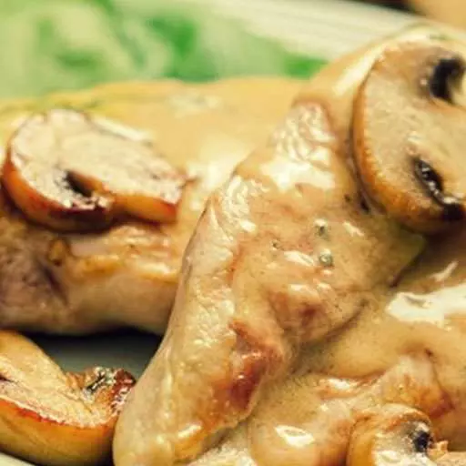 Куриная грудка с грибами