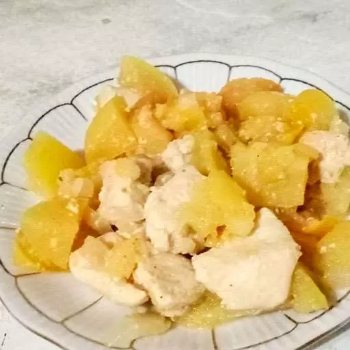 Куряче філе з яблуками у сметані
