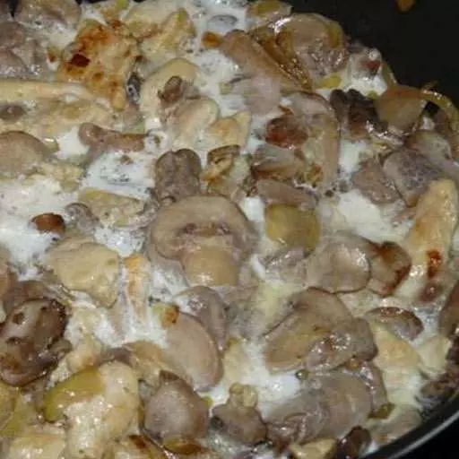Куряче філе в мультиварці з рисом, грибами та маслинами