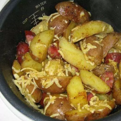 Картопля по-селянськи з ковбаскою