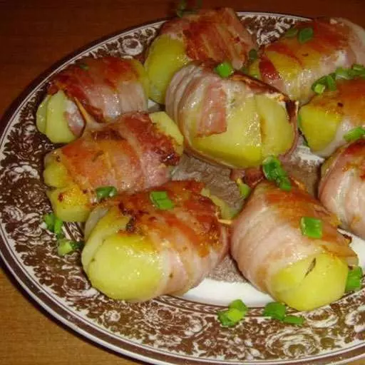 Картопля з начинкою в беконі