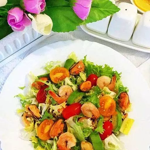 Легкий салат із морепродуктами