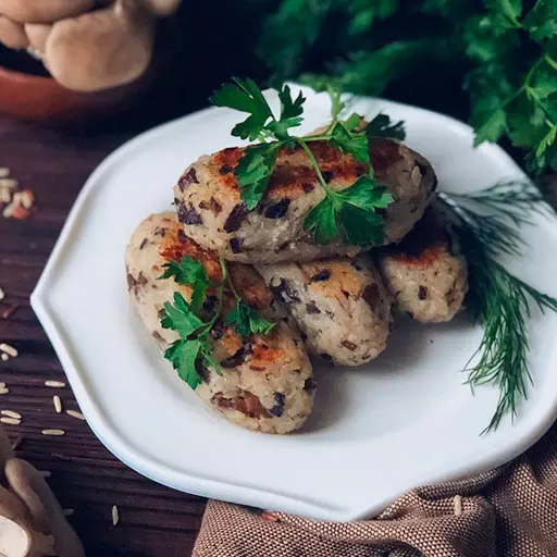 Кебаб з рису з грибами та цибулею