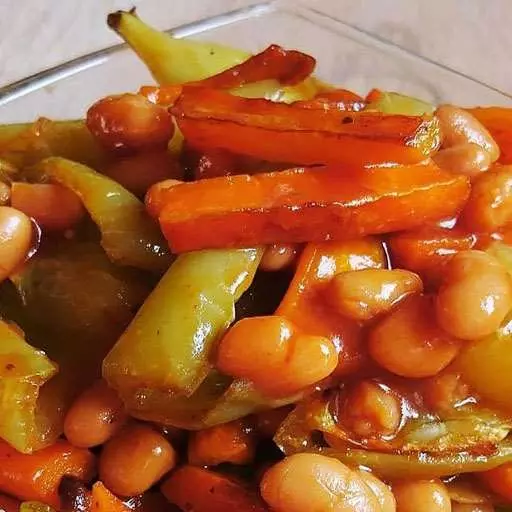 Теплий салат із запеченими овочами та гострою квасолею