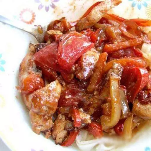 Куряче рагу з помідорами та перцем