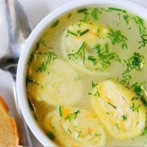 Курячий суп із сирними рулетиками