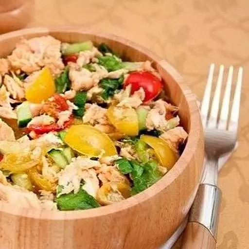 Салат із запеченою сьомгою та овочами