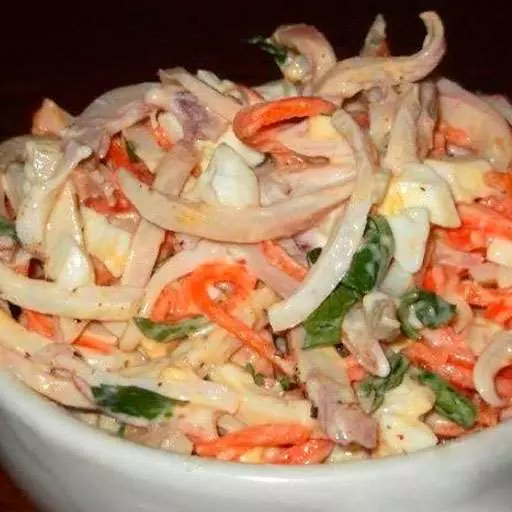 Салат з кальмаром, яйцем та корейською морквою.