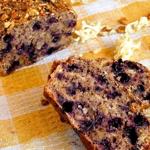 Овсяный пирог с бананами и ягодами