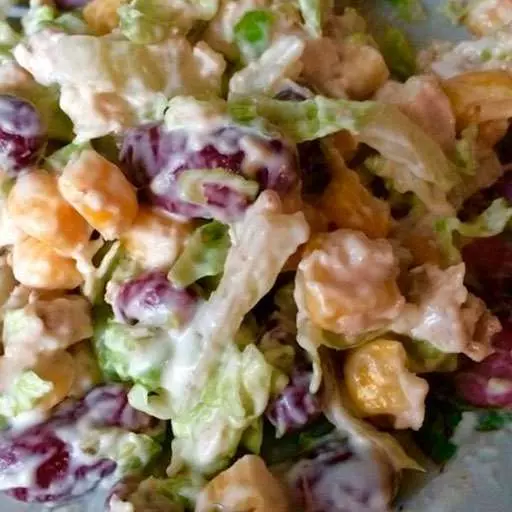 Салат з червоною квасолею, куркою та сухариками.