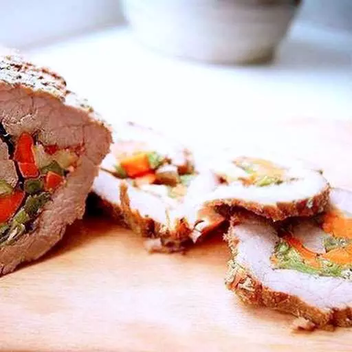 М'ясний рулет з овочами