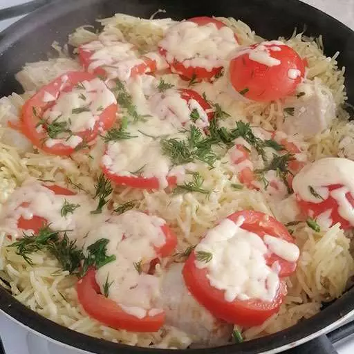 Макарони з курячим філе та помідорами