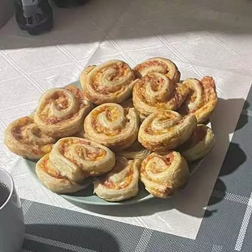 Рулетики з ковбасою та сиром