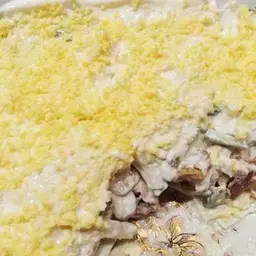 Салат из куриного филе, свежих огурцов и консервированных шампиньонов