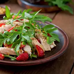 Салат с курицей и клубникой