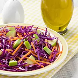 Салат из красной капусты, яблок и моркови