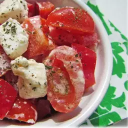 Салат з помідорами, солодким перцем та бринзою.