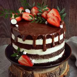 Шоколадный торт с клубникой