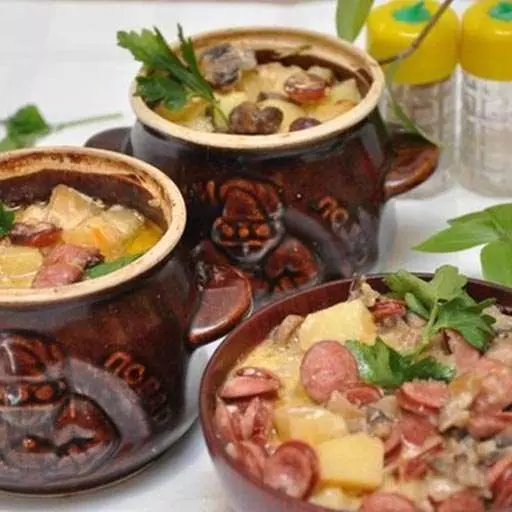 Мисливські ковбаски з картоплею у горщиках