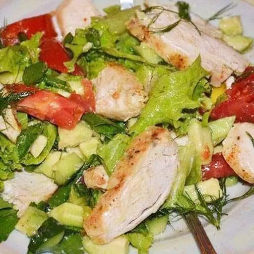 Легкий салат із куркою