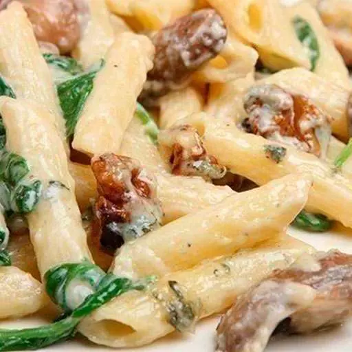 Макарони з грибами та куркою
