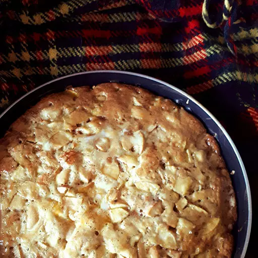 Шарлотка з корицею