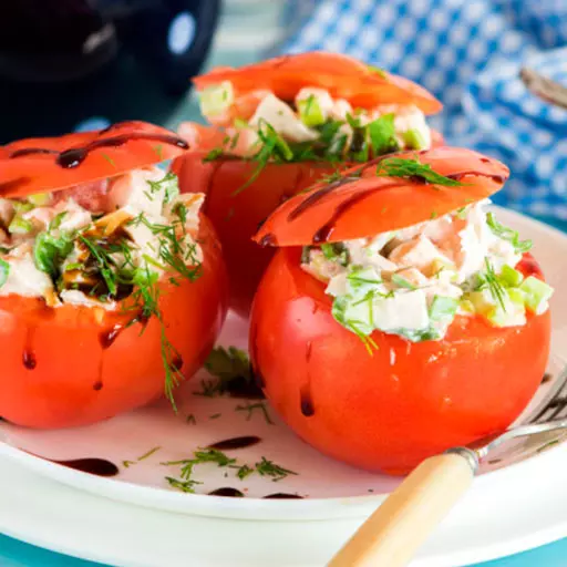 Салат з копченою куркою у помідорах.