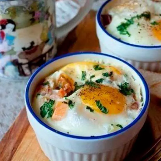 Запечённые яйца с беконом и томатами