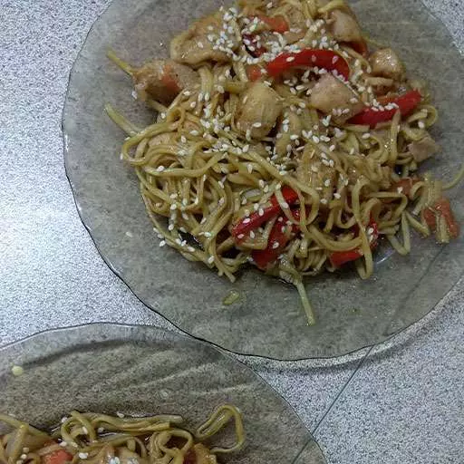 Курка з локшиною Вок