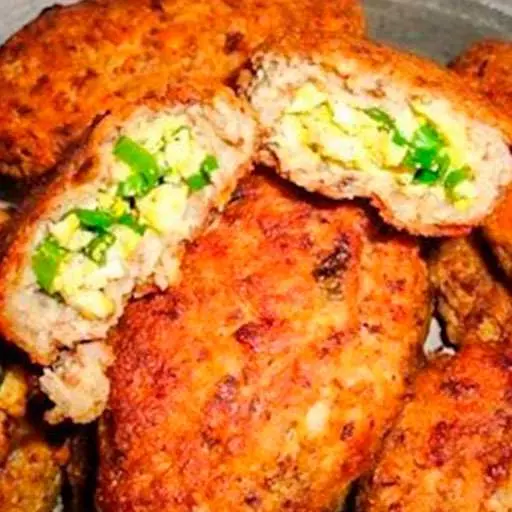 Гречані зрази з курячим філе, зеленою цибулею та яйцем