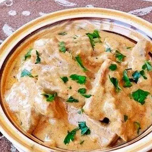 М'ясо тушковане зі сметанкою
