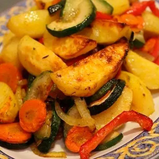 Картопля маринована і запечена в духовці з овочами.