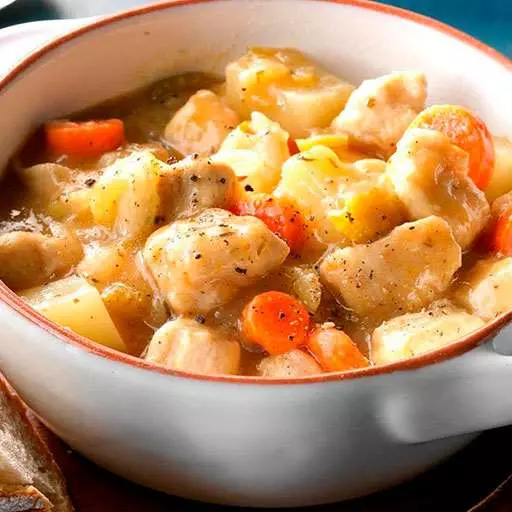 Тушкована картопля з куркою в каструлі