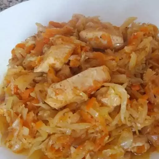 Тушкована капуста з куркою