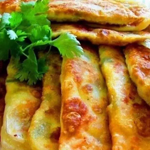 Чебуреки з яйцями, сиром і зеленню