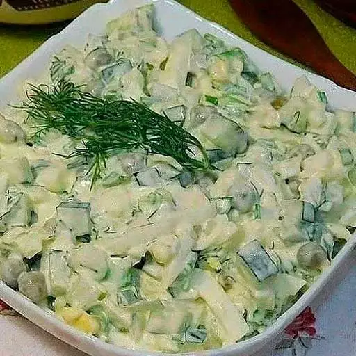 Салат з огірком, горошком і яйцем
