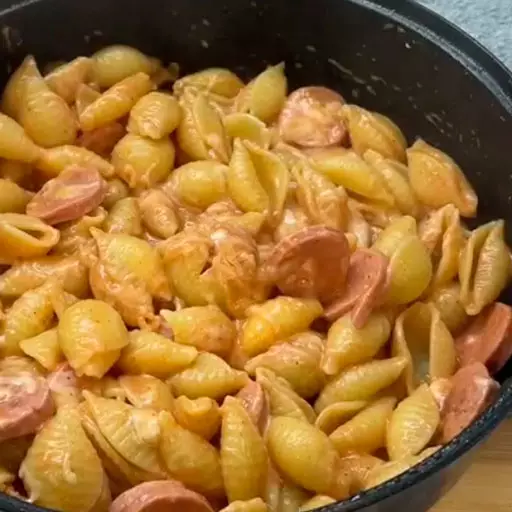 Макарони з сосисками в соусі