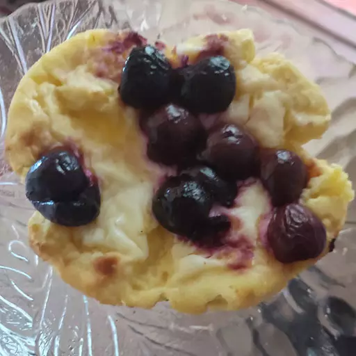 Сырные лепешки с вишней