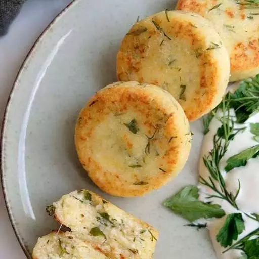 Сирники з сиром, часником і зеленню