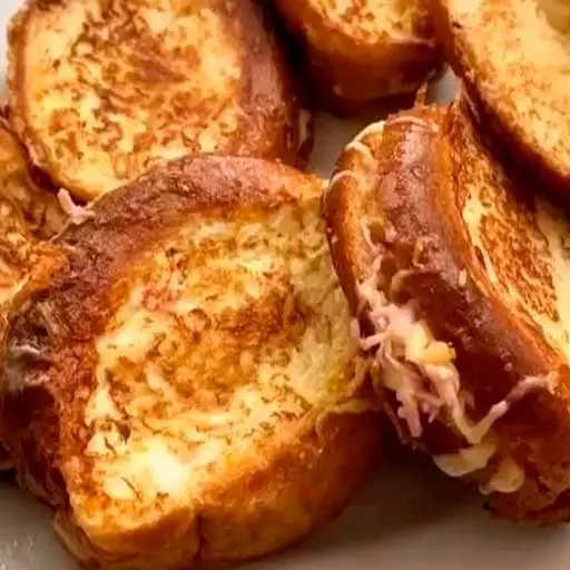 Грінки з начинкою з сиру та ковбаси