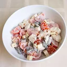 Салат с курицей, сыром, грибами и помидорами