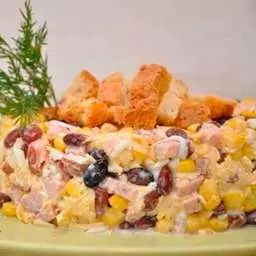 Салат с чесночными сухариками