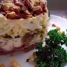 Дуже смачний салат з м'ясом, часником та горіхами.