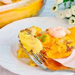 Запеканка из белой рыбы с креветками в томатном соусе